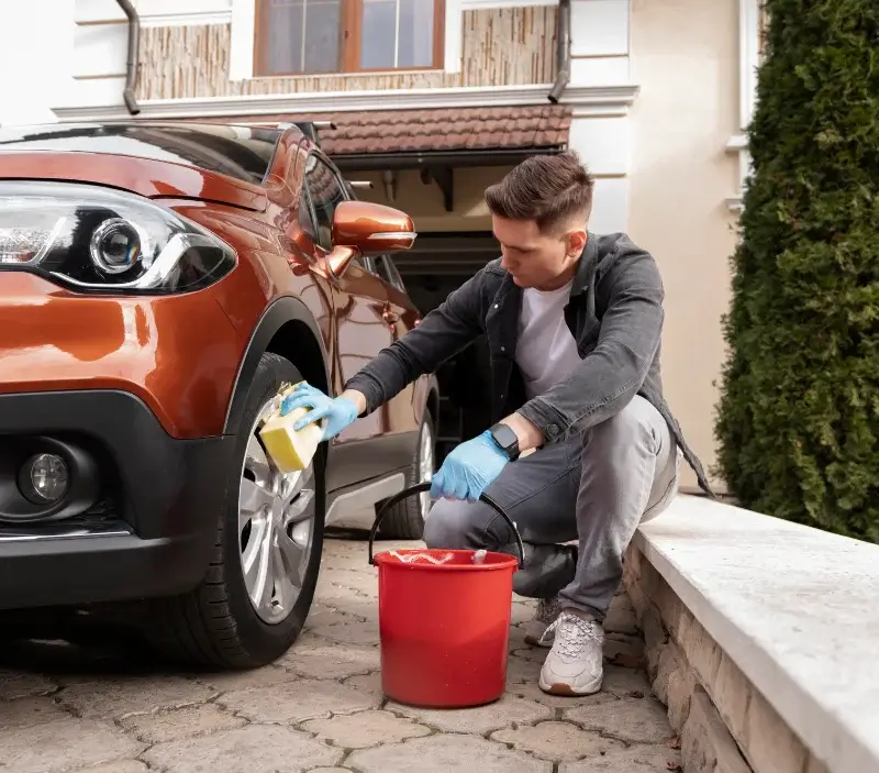 Lavage auto à domicile Bougue : professionnel intervenant sur un véhicule
